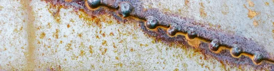 Défauts de soudure tels que caniveaux, porosités ou manque de fusion