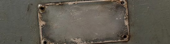 Placas de características o marcados de cumplimiento faltantes o incorrectos