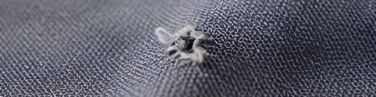 Löcher, dünne Stellen, Noppen sowie Web- oder Strickfehler