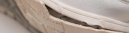 Weak upper-to-sole bonding that opens under a pull test